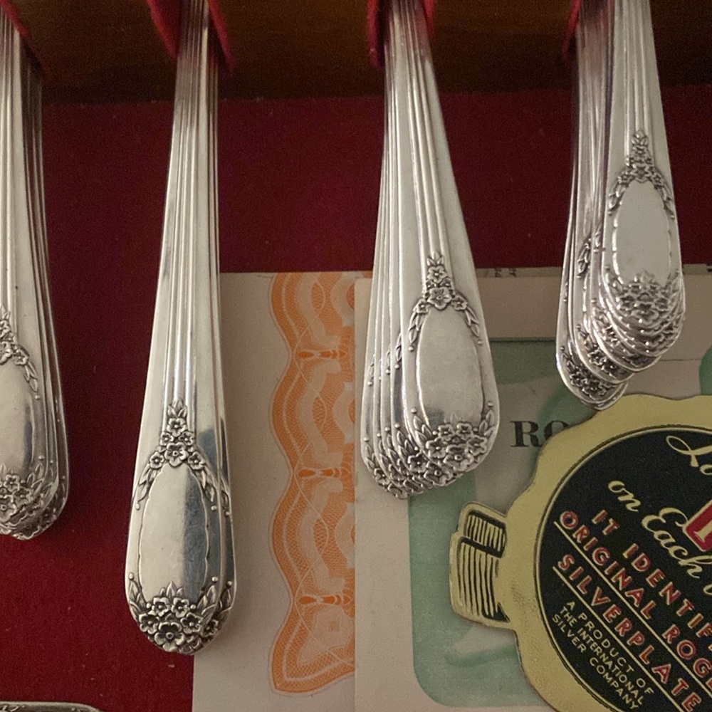 Roger’s Bros 1937 Garland Rapture service 12 
67 pieces Silver Plate all in box - Picture 2 of 6
